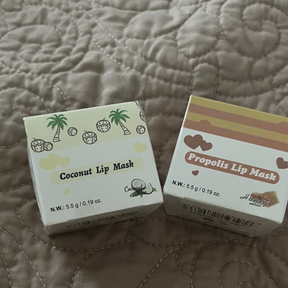 Coconut and Propolis Lip Masks in unique pods with a little application wand!